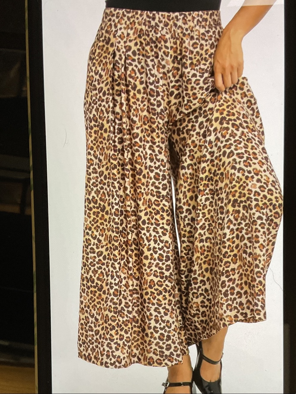 Umgee Lightweight Leopard Print Wide Leg Pants Pleated Waist Pockets NWT Large